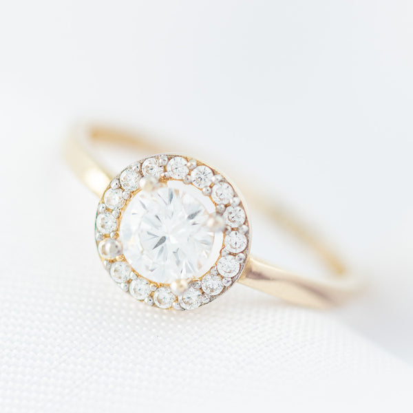 Anillo de compromiso con circonias en oro amarillo 14 kilates.