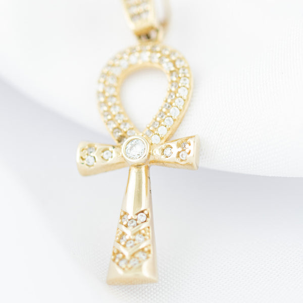 Cruz egipcia diseño especial con circonias en oro amarillo 14 kilates.