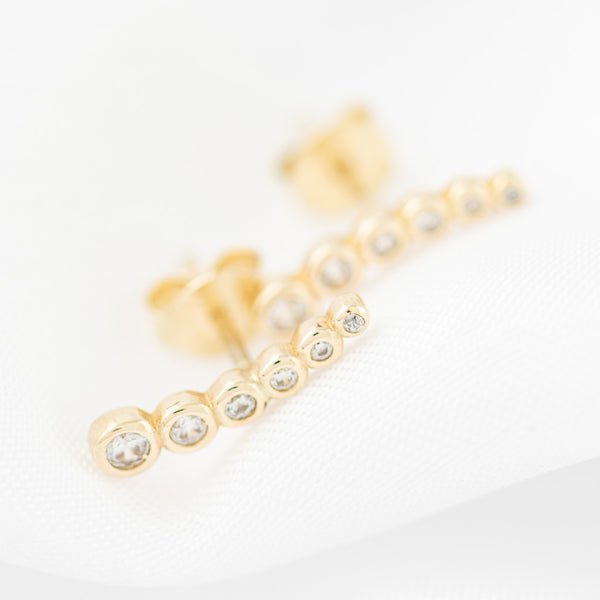 Aretes diseño especial con circonias en oro amarillo 14 kilates.