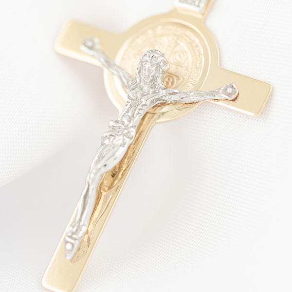Crucifijo diseño especial en oro dos tonos 14 kilates.