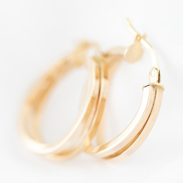 Arracadas dos hilos lisas huecas en oro amarillo 14 kilates.