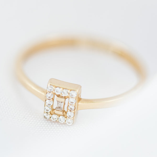 Anillo diseño especial con circonias en oro amarillo 14 kilates.