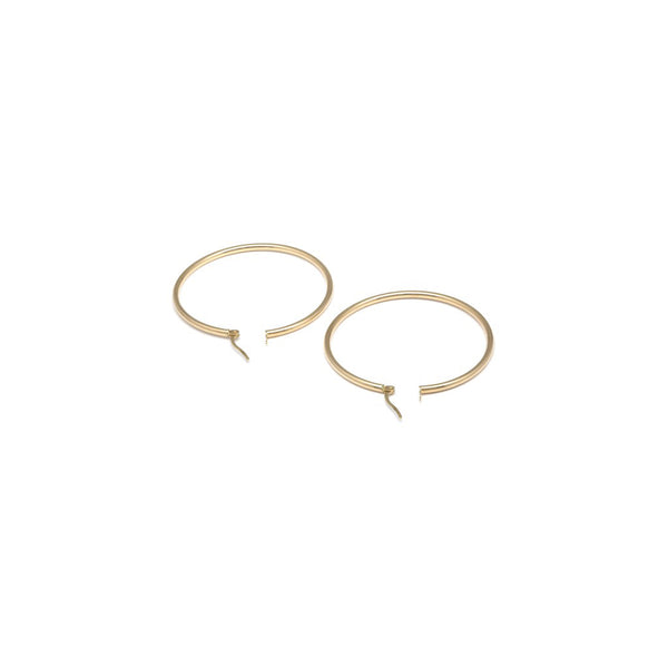 Arracadas tubulares huecas en oro amarillo 14 kilates.