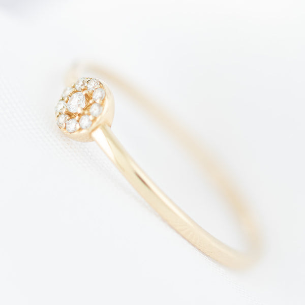 Anillo diseño especial con circonias en oro amarillo 14 kilates.