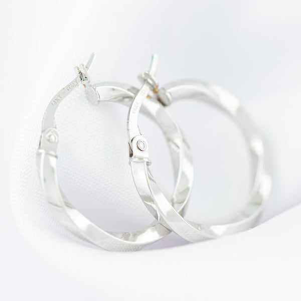 Arracadas torzal hueco en oro blanco 14 kilates.