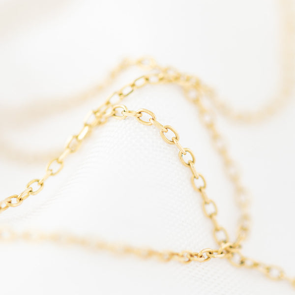 Collar eslabón cruzado en oro amarillo 14 kilates.