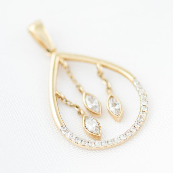 Dije diseño especial con colgantes motivo gota y circonias en oro amarillo 14 kilates.