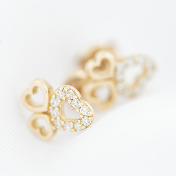 Aretes diseño especial motivo corazones y circonias en oro amarillo 14 kilates.