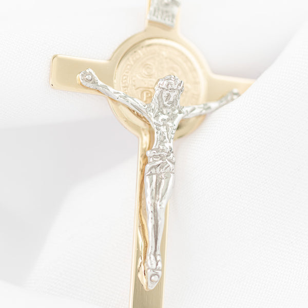 Crucifijo diseño especial en oro dos tonos 14 kilates.