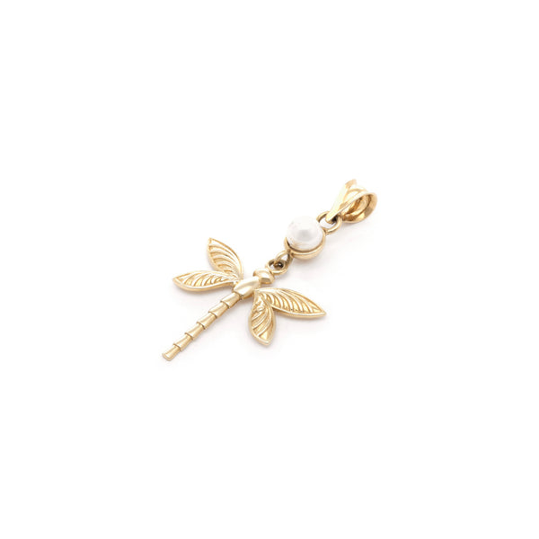 Dije diseño especial motivo libélula con sintético en oro amarillo 14 kilates