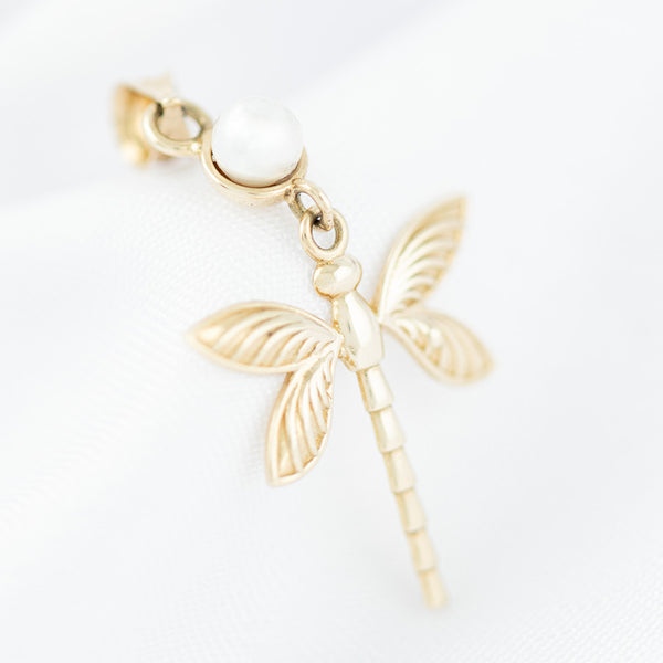 Dije diseño especial motivo libélula con sintético en oro amarillo 14 kilates