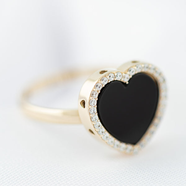 Anillo diseño especial motivo corazón con sintéticos en oro amarillo 14 kilates.