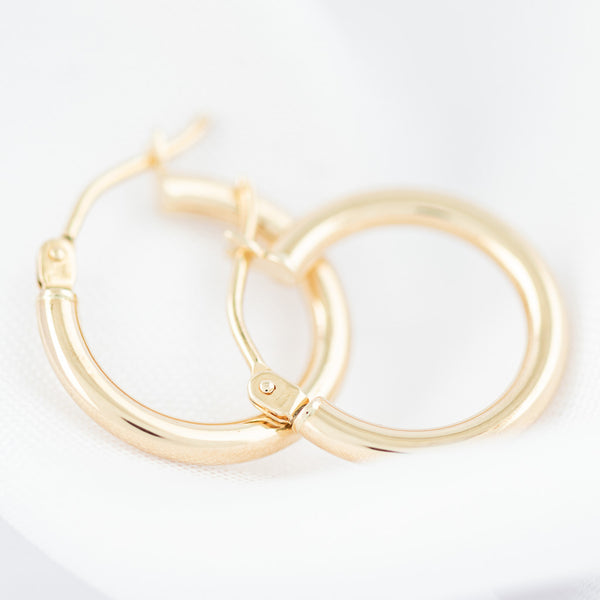 Arracadas tubulares huecas en oro amarillo 14 kilates.