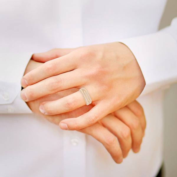 Anillo tipo sello con circonias en oro amarillo 14 kilates.