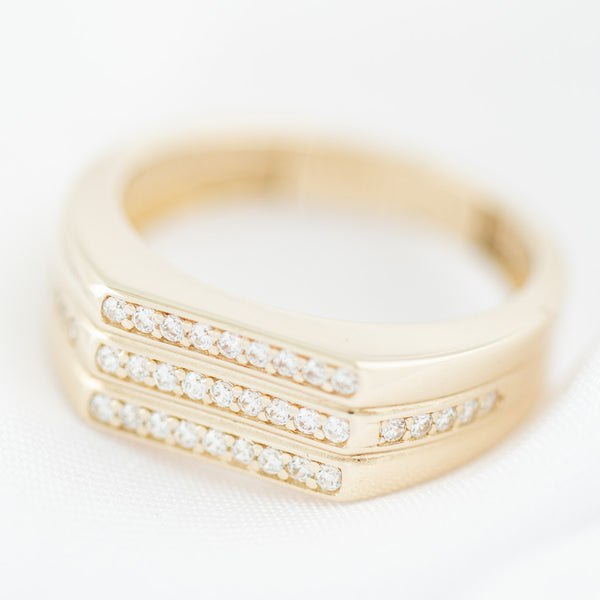 Anillo tipo sello con circonias en oro amarillo 14 kilates.