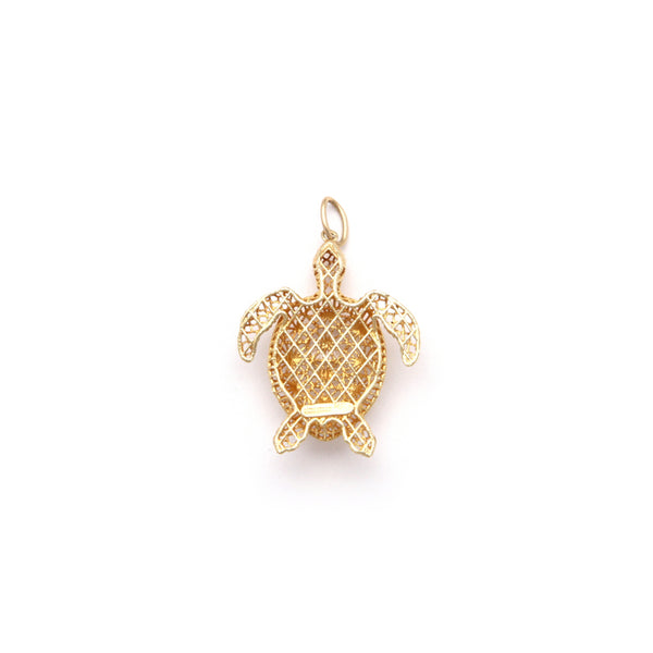 Dije calado motivo tortuga en oro amarillo 14 kilates.