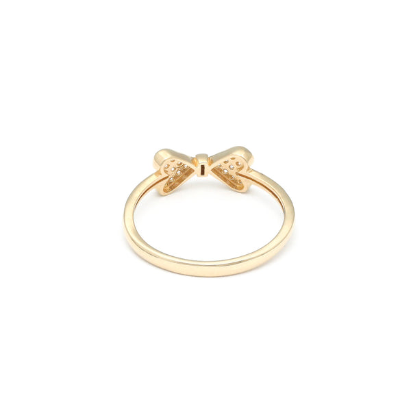 Anillo diseño especial motivo moño con circonias en oro amarillo 14 kilates.