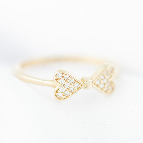 Anillo diseño especial motivo moño con circonias en oro amarillo 14 kilates.