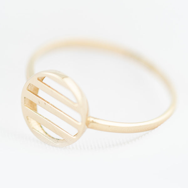 Anillo calado en oro amarillo 14 kilates.