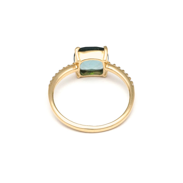 Anillo diseño especial con circonias en oro amarillo 14 kilates.