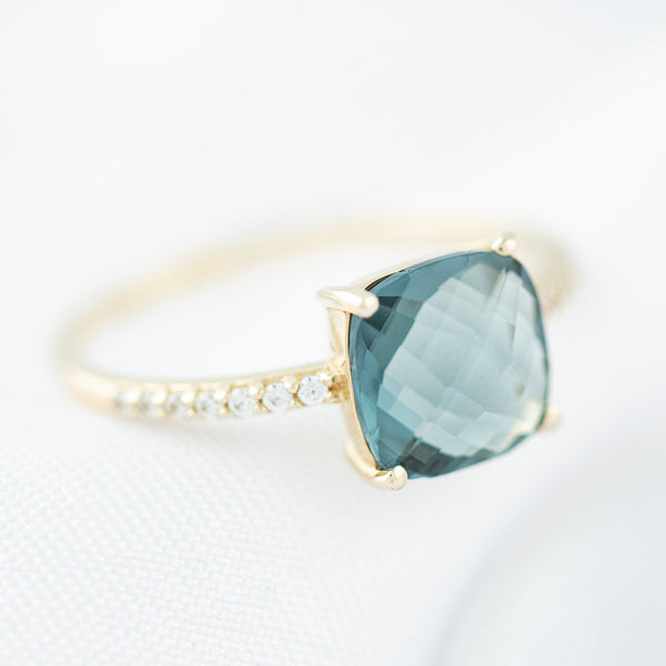 Anillo diseño especial con circonias en oro amarillo 14 kilates.