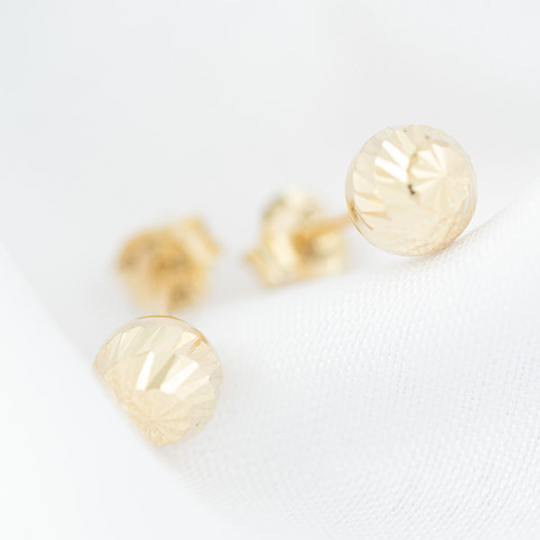 Aretes facetados en oro amarillo 14 kilates.