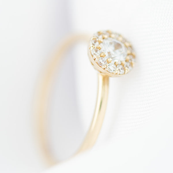 Anillo diseño especial con circonias en oro amarillo 14 kilates.