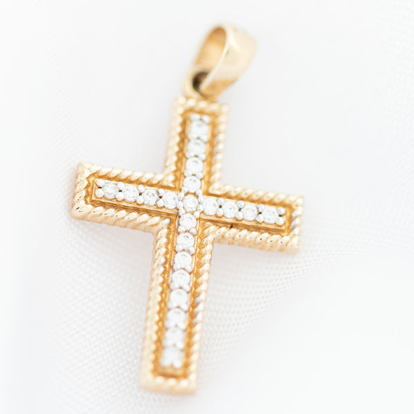 Cruz diseño especial con circonias en oro amarillo 14 kilates.