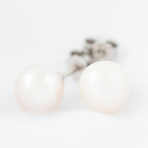 Aretes diseño especial con perlas en oro blanco 14 kilates.