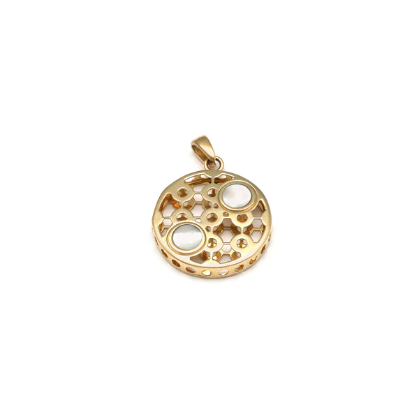 Dije calado motivo circulo con madre perla en oro amarillo 14 kilates.