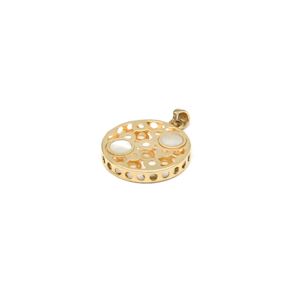 Dije calado motivo circulo con madre perla en oro amarillo 14 kilates.