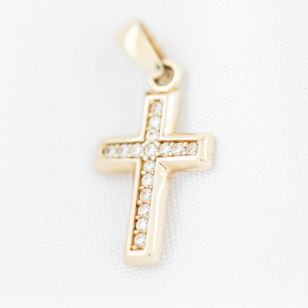 Cruz diseño especial con circonias en oro amarillo 14 kilates.