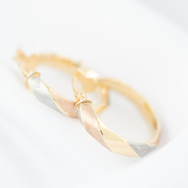 Arracadas diseño especial en oro amarillo 14 kilates.