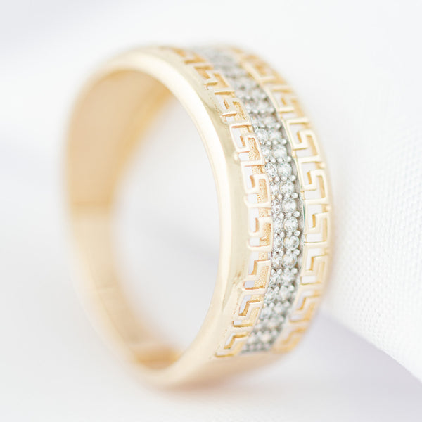 Anillo diseño especial con circonias en oro amarillo 14 kilates.