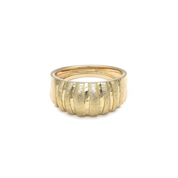 Anillo estriado en oro amarillo 14 kilates.