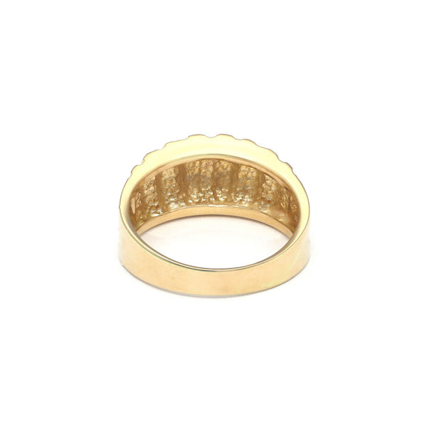 Anillo estriado en oro amarillo 14 kilates.