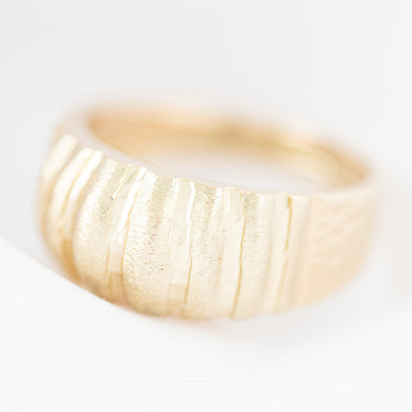 Anillo estriado en oro amarillo 14 kilates.