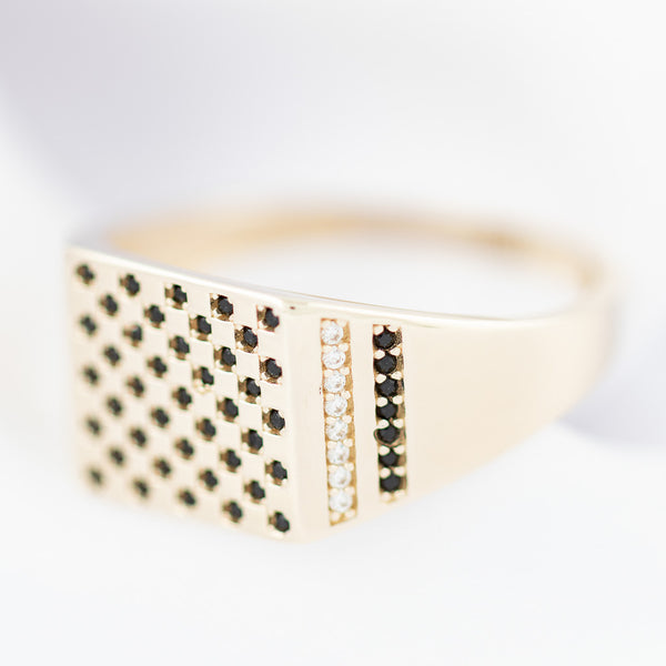 Anillo tipo sello con circonias en oro amarillo 14 kilates.