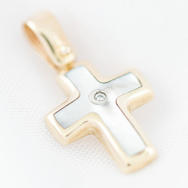 Cruz diseño especial con madre perla y circonias en oro amarillo 14 kilates.