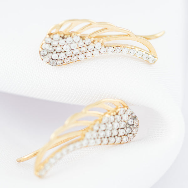 Aretes calados motivo alas con circonias en oro amarillo 14 kilates.