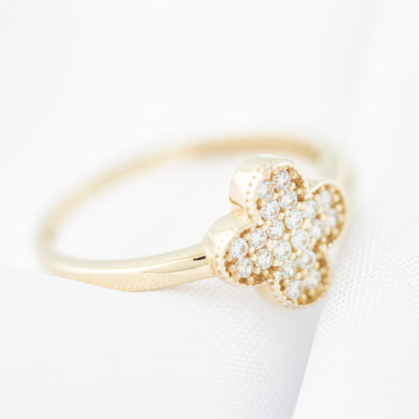 Anillo diseño especial motivo flor con circonias en oro amarillo 14 kilates.