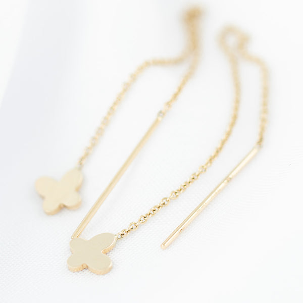 Aretes diseño especial con colgantes motivo mariposa en oro amarillo 14 kilates.
