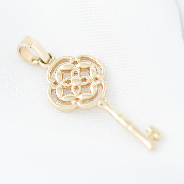 Dije diseño especial motivo llave en oro amarillo 14 kilates.