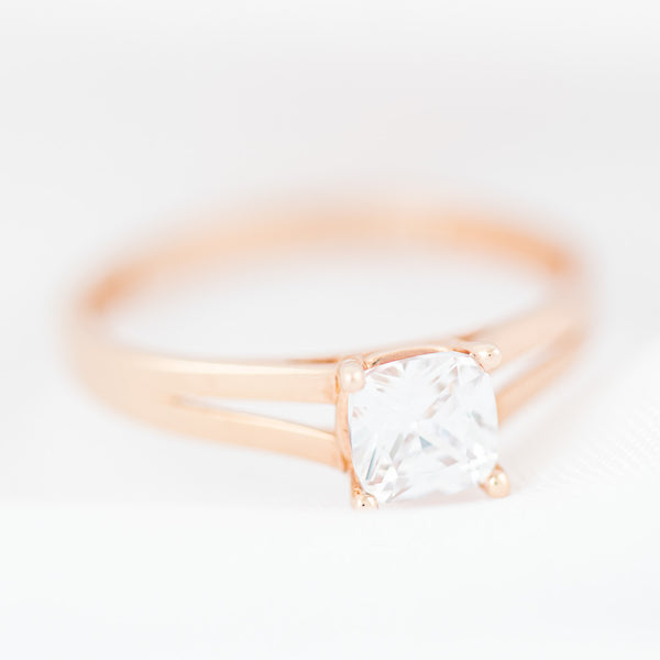 Anillo de compromiso con sintético en oro rosa 14 kilates.