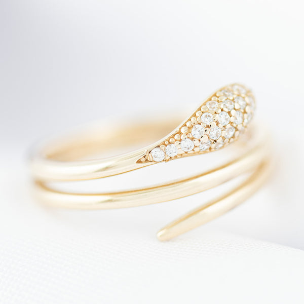 Anillo diseño especial motivo serpiente con circonias en oro amarillo 14 kilates.