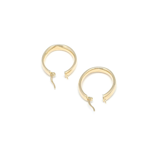 Arracadas lisas huecas en oro amarillo 14 kilates.