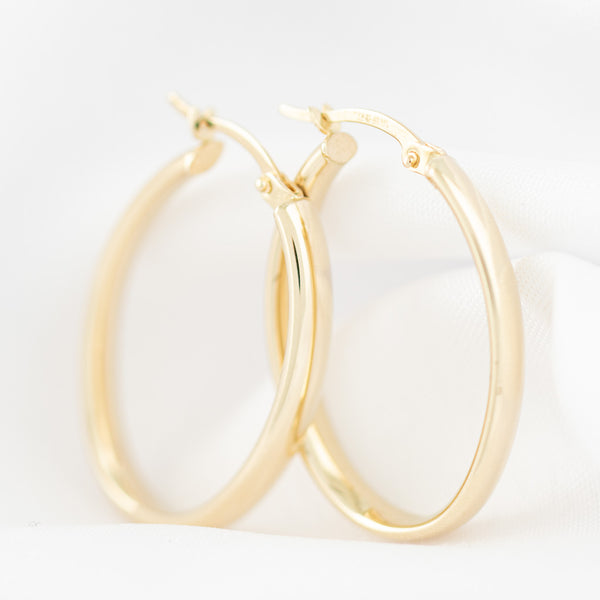 Arracadas lisas huecas en oro amarillo 14 kilates.