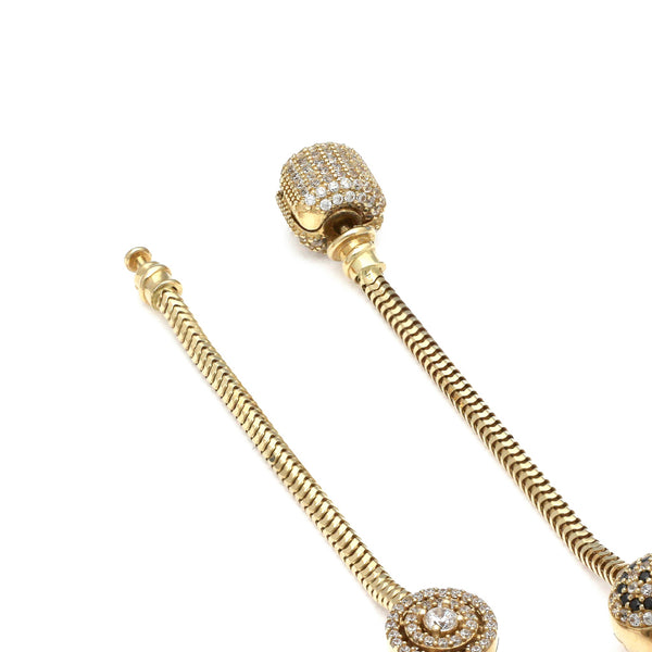 Pulsera eslabón articulado con aplicación y colgantes motivo figuras diferentes con sintéticos y esmalte en oro amarillo 14 kilates.
