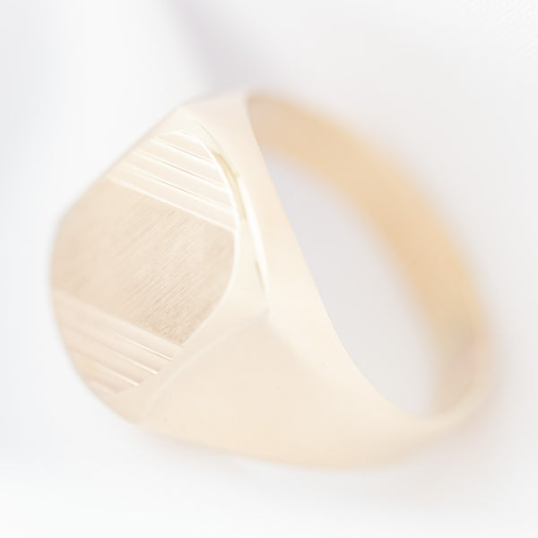 Anillo tipo sello en oro amarillo 14 kilates.