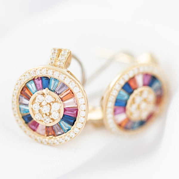 Aretes diseño especial con circonias en oro amarillo 14 kilates.